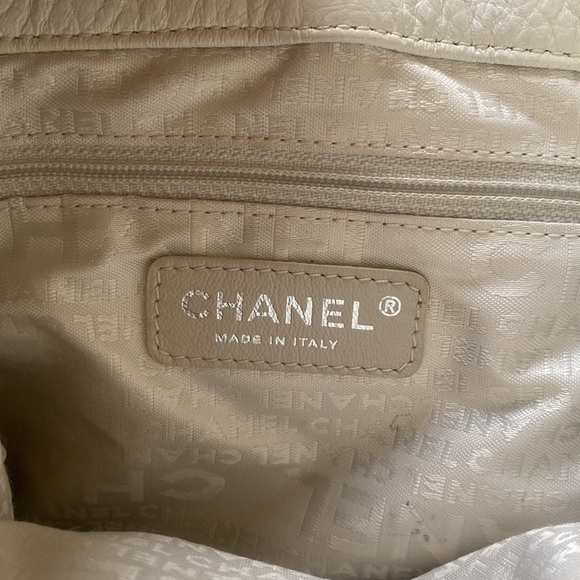 Vintage Chanel White Leather Shoulder Chain Bag - Picture 11 of 17